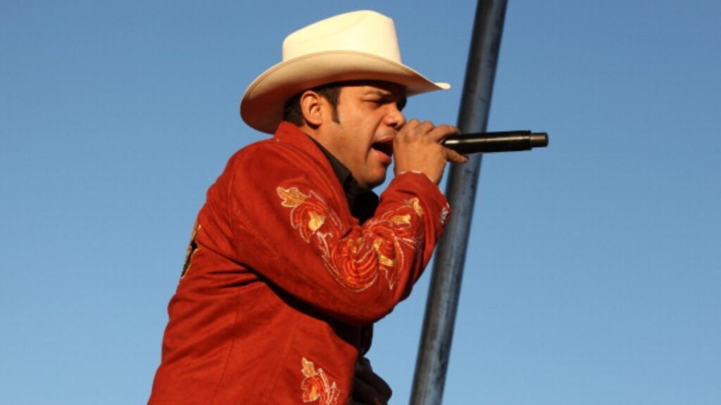 Marco Flores, vocalista de Banda Jerez, golpea a sus músicos durante show en palenque