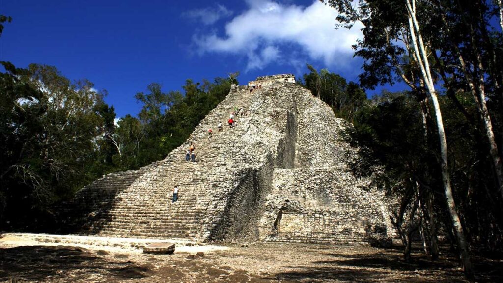 Hallazgo maya en la Zona Arqueológica de Cobá.