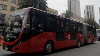 Conductor de Metrobús evita choque con camión de carga en CDMX