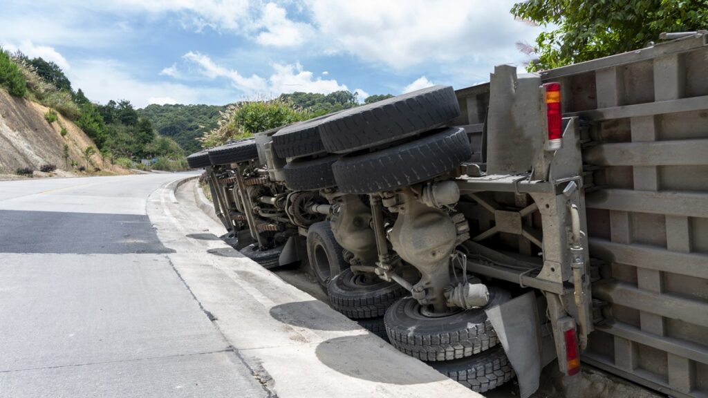 mexico-cuernavaca-vuelca-camion-imagenes