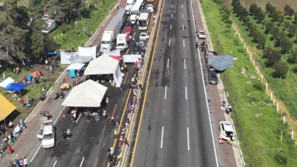 Continúa bloqueo de Autopista México-Puebla y Arco Norte