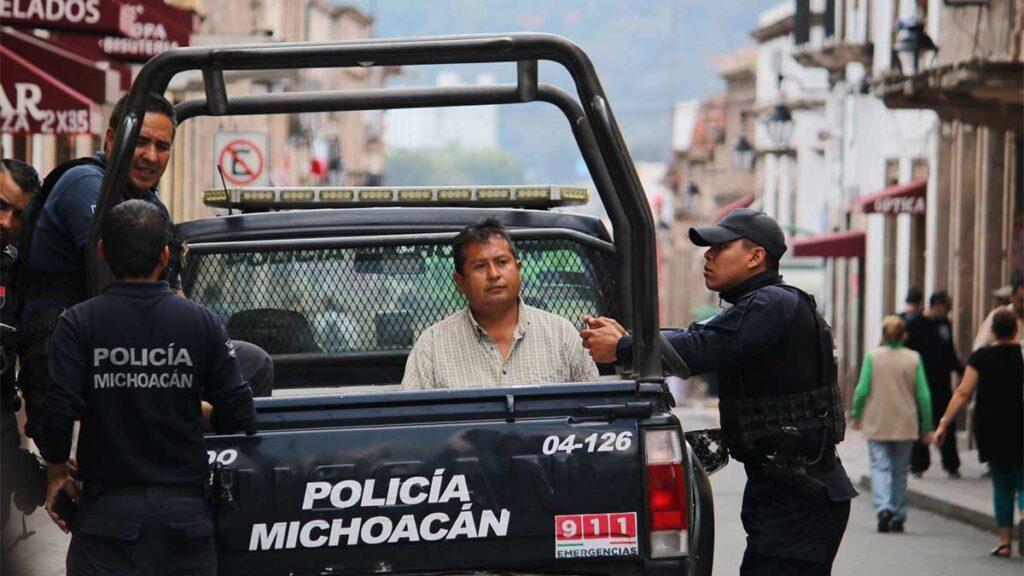 En el video se ve a dos civiles borrachos en una patrulla en Michoacán.