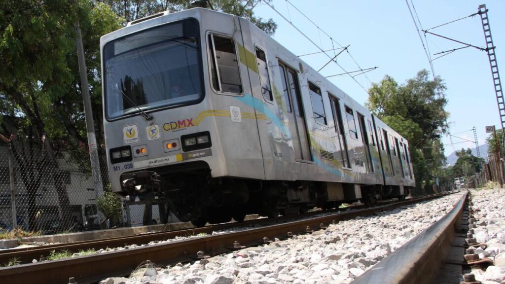 Micro quedó atorado en las vías del Tren Ligero