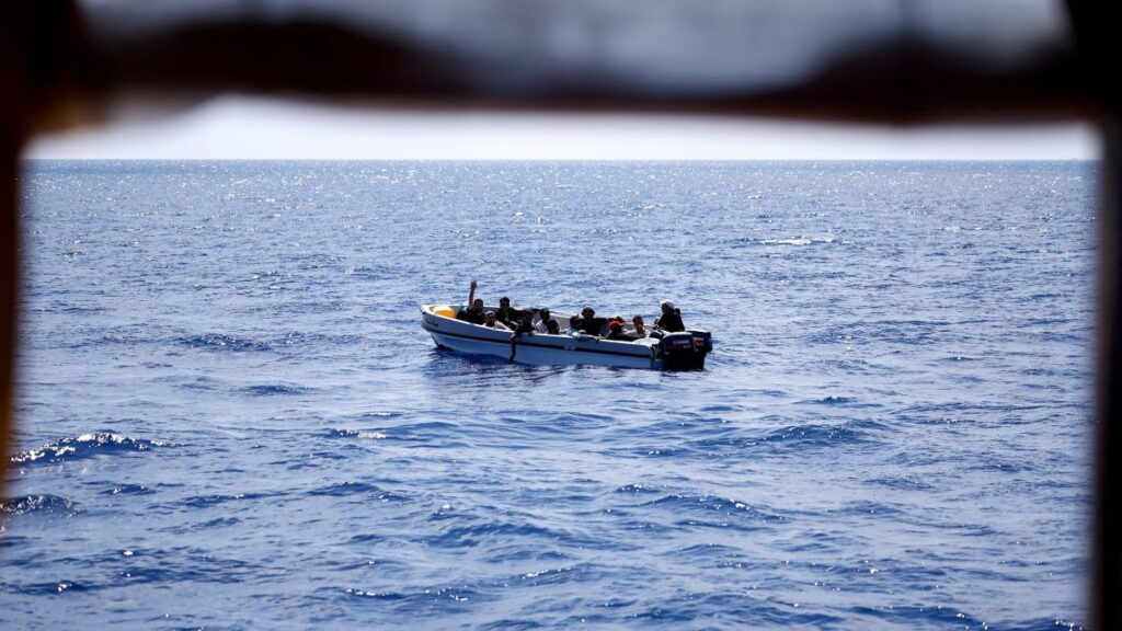 Migrantes en embarcación en España fueron embestidos por una lancha de la Guardia Civil