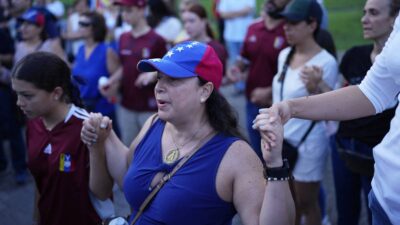 Venezolanos aseguran que sus familias saldrán de su país