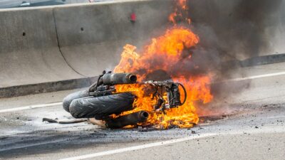 Motociclista en llamas tras choque