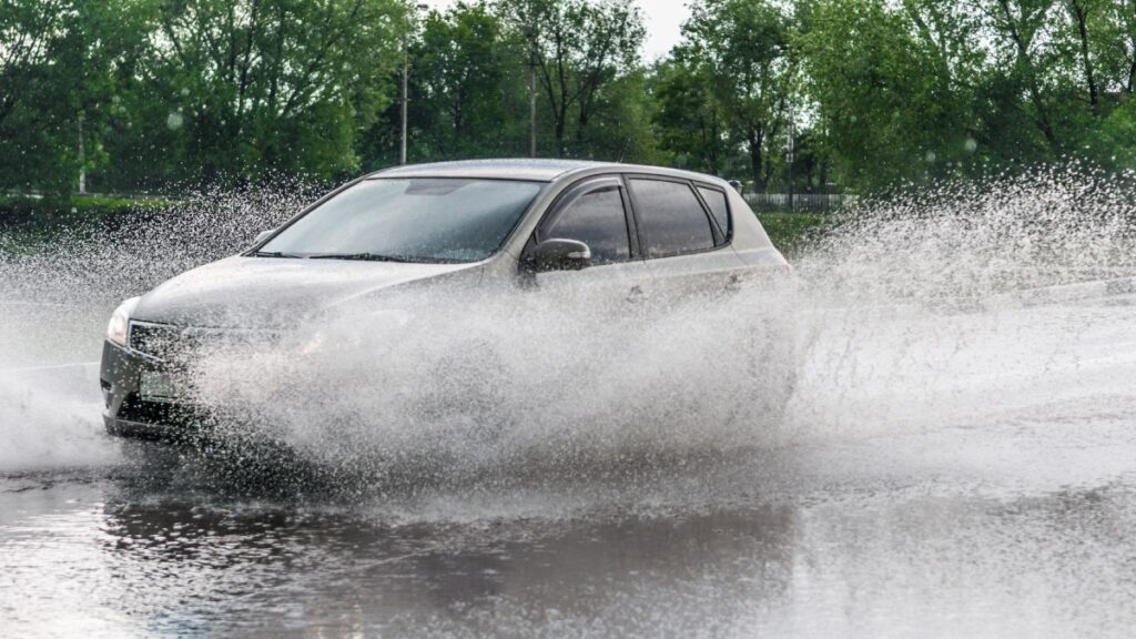 problema que le entre agua al motor del auto