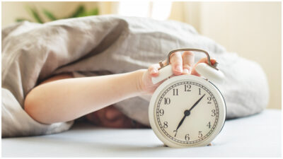 ¿A qué hora se deben dormir los niños y adultos, según expertos?