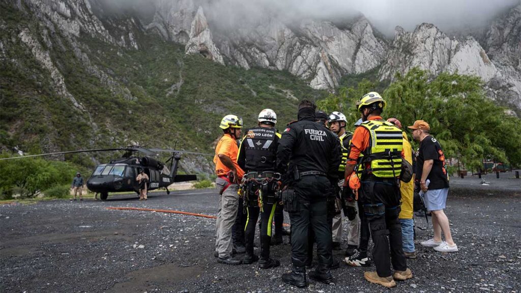 Un hombre cayó de un paracaídas en Monterrey.