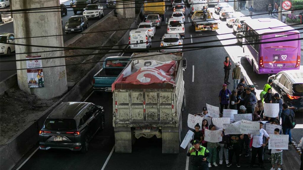 Manifestantes bloquean paso en Periférico Norte.