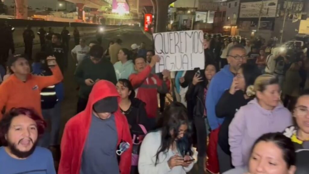 Bloqueo en Periférico Norte por falta de agua potable