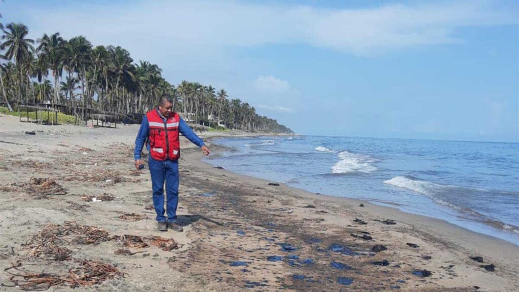 Derrame de petróleo en la Playa del Sol.