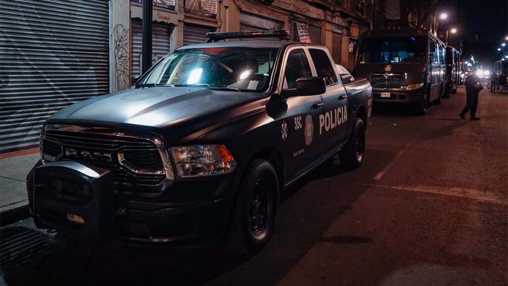 Policías de la CDMX detuvieron al conductor agresivo. Foto: