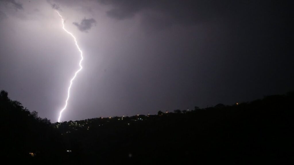 Un rayo cayó sobre un trabajador de la construcción en Colima