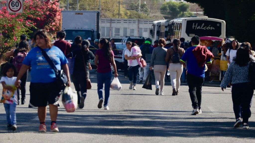 Oaxaca: Retiran bloqueo en aeropuerto de Huatulco; paso intermitente en carretera 200