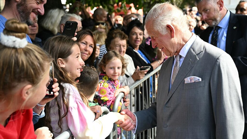 El rey Carlos III visita la ciudad británica Southport, donde tres niñas murieron acuchilladas