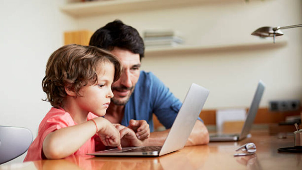 cómo los padres de familia pueden supervisar las actividades en línea de sus hijos en este regreso a clases