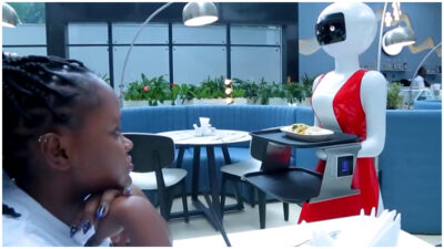 Robots meseros sorprenden a los comensales de un café keniano