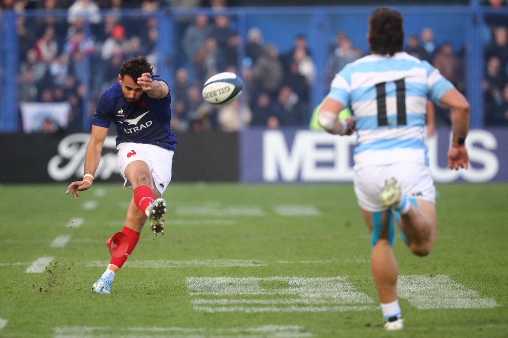 Se patea una conversión para lograr 2 puntos en el rugby