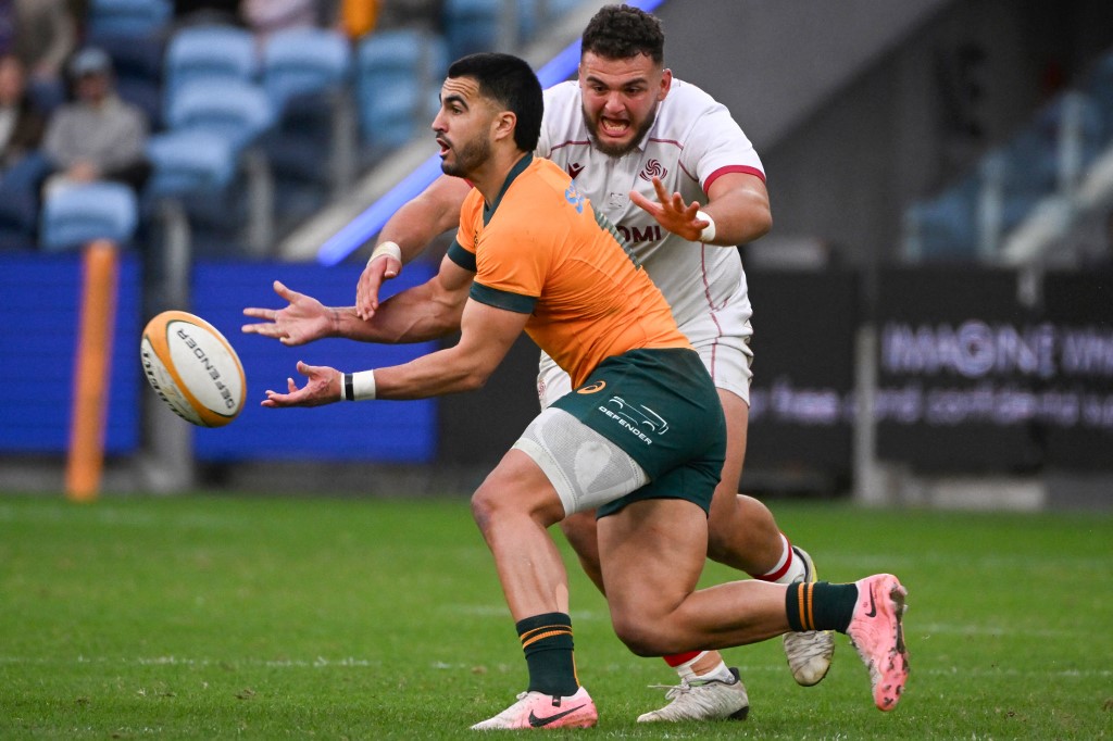 El balón siempre se debe pasar hacia atrás en el rugby