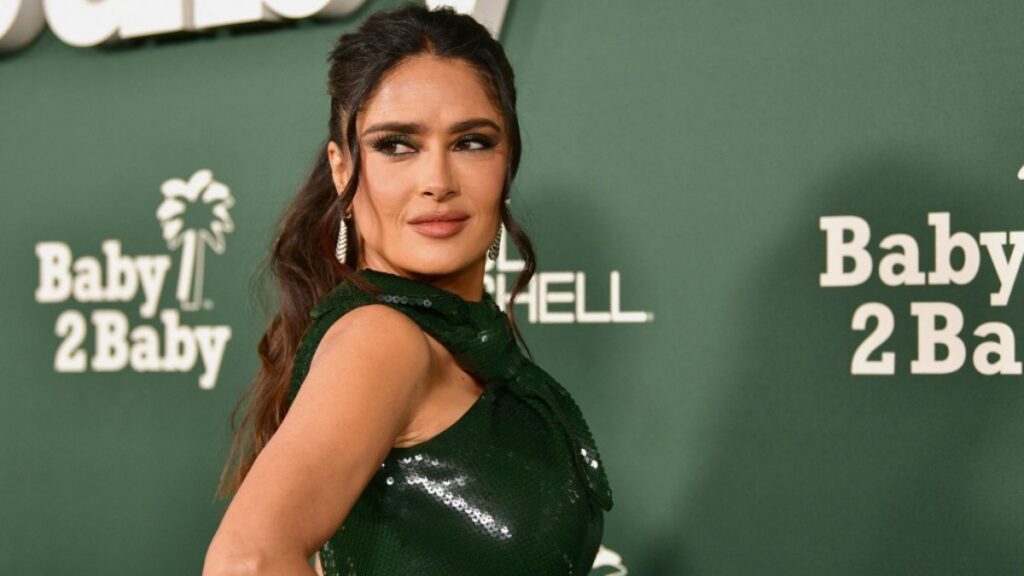 Salma Hayek deslumbra en redes con mini bikini verde