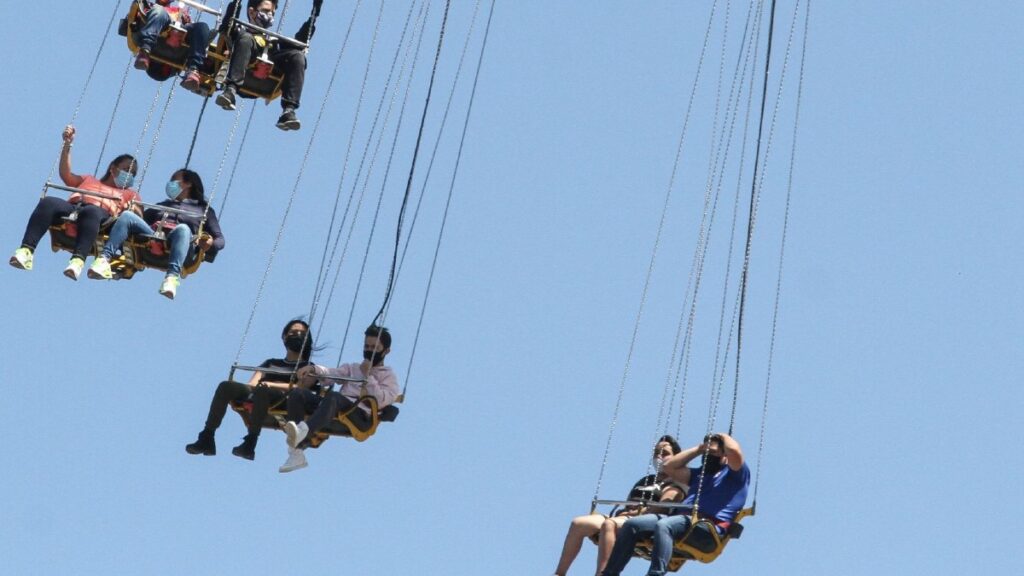 Six Flags México: por lluvia, quedan atrapados en juego Supergirl a 70 metros de altura