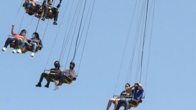 Six Flags México: por lluvia, quedan atrapados en juego Supergirl a 70 metros de altura