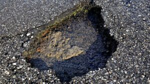 Alertan por daños a viviendas debido a socavón olvidado en Iztapalapa