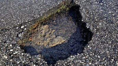 SOCAVON SE TRAGA PIPA DE AGUA EN BOCA DEL RIO