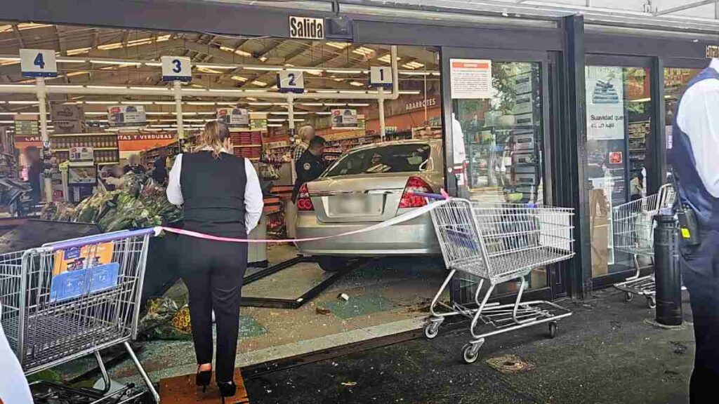 Abuelita choca su auto y se mete hasta las cajas de supermercado en Coyoacán; videos