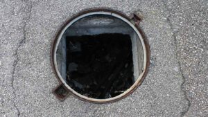 No vayas a pisar: brotan heces fecales de coladeras en el Zoo de Acapulco