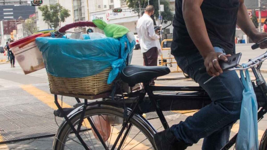 VENDEDOR DE TACOS DE CANASTA AVIENTA PRODUCTO A POLICIAS EN CDMX