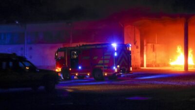 Un automóvil de la marca Tesla se incendió en Tijuana, Baja California por haber conectado para cargar su batería a un poste con "diablito".