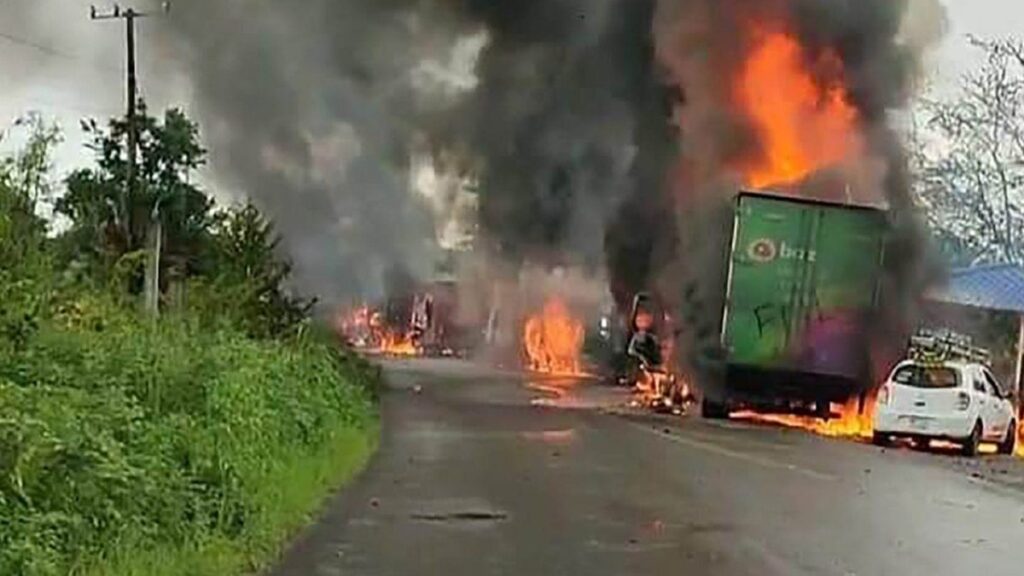 Tierra Caliente: hay bloqueos con vehículos incendiados y ataques con drones