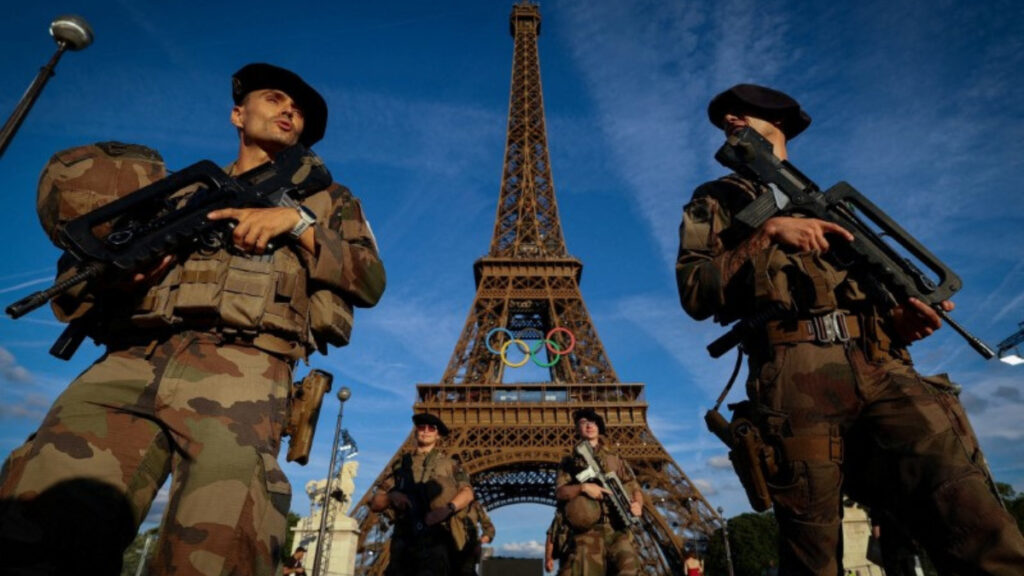 detienen a hombre tras escalar Torre Eiffel