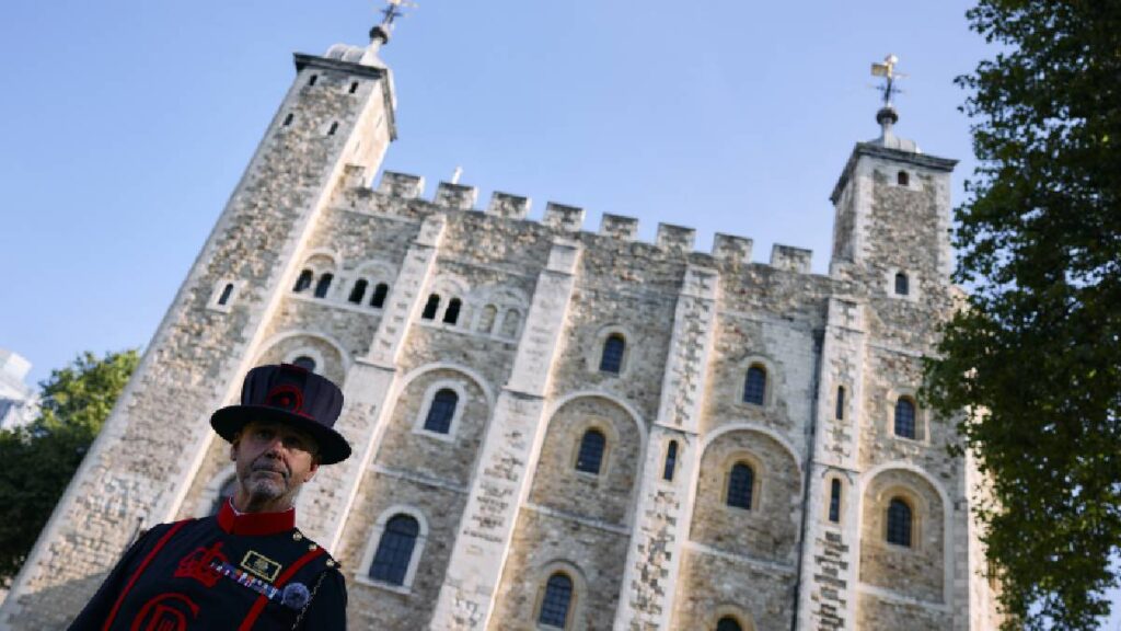 Maestro de cuervos en la Torre de Londres