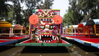 Trajinera de Xochimilco en carrera del dragón chino