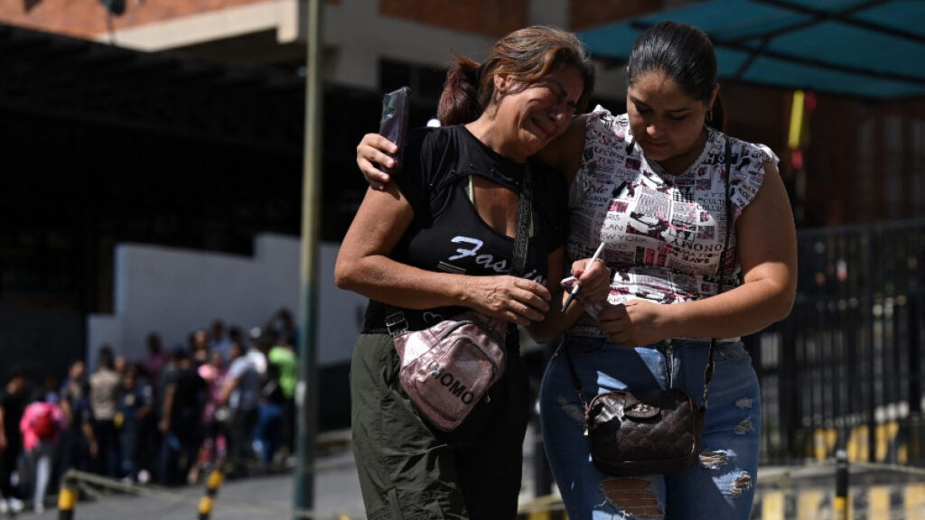 Familiares de las personas detenidas durante las últimas protestas. Foto: AFP.