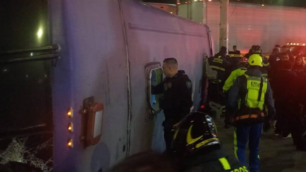 La volcadura de un autobús de pasajeros dejó heridos en CDMX.