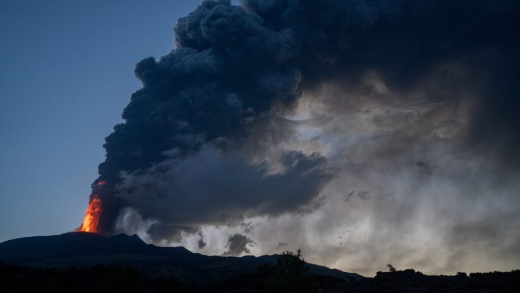 Volcán Etna en erupción