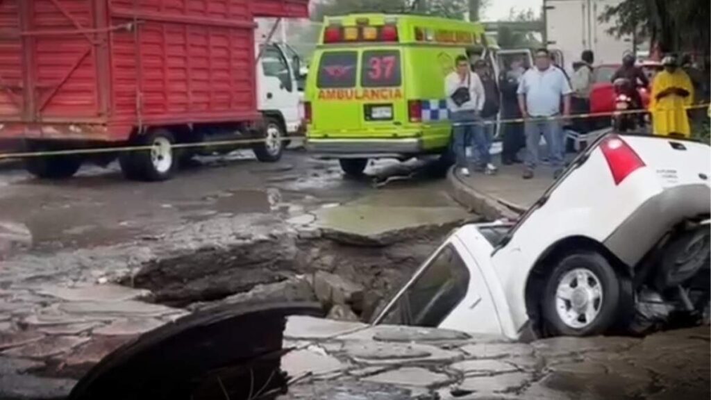 Socavón en Ecatepec se traga camioneta: videos