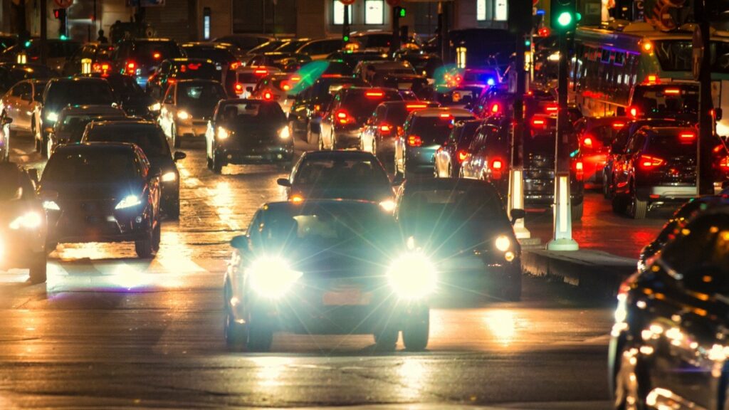 Los faros del auto son indispensables para la conducción. Foto: Getty