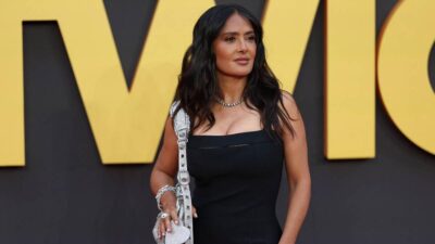 Salma Hayek celebra 58 años con fotos en bikini