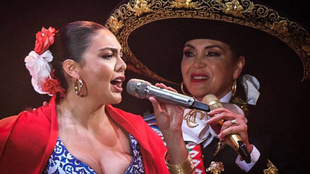 Aida Cuevas y Valeria Cuevas cantaron en el festival de mariachi