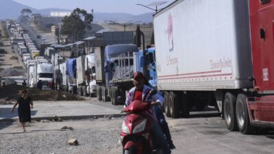 La Autopista Arco Norte cumple tres días de bloqueo por ejidatarios, piden liberarla.