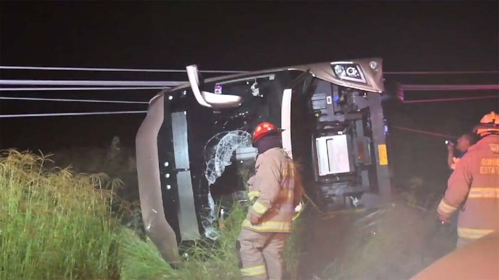 Autoridades reportaron la volcadura de un autobús en Aguascalientes.