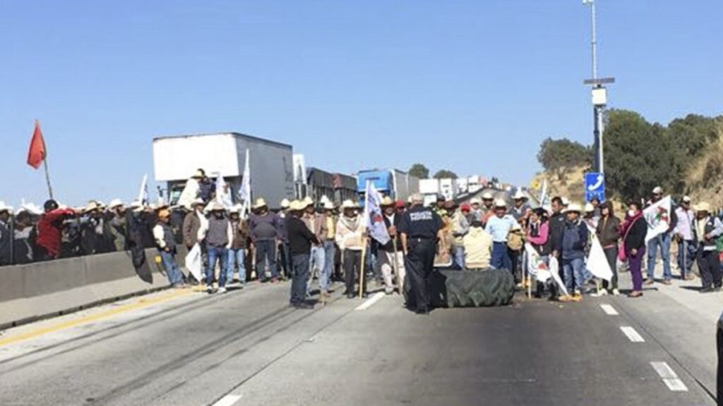 Autopista Arco Norte: bloqueo de ejidatarios en ambos sentidos