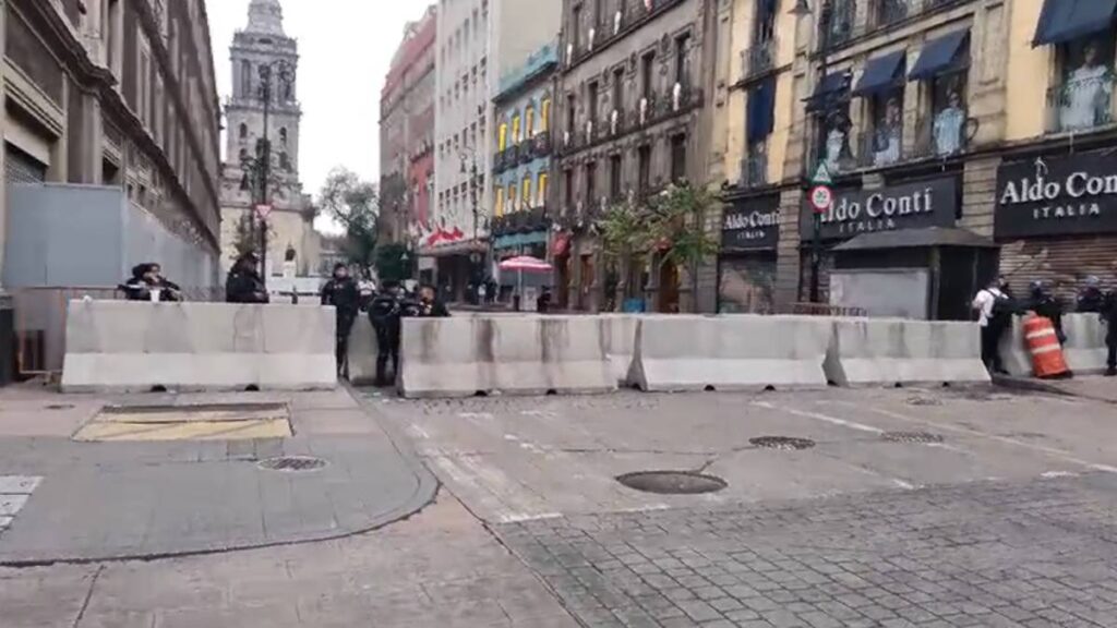 Accesos cerrados al Zócalo capitalino.