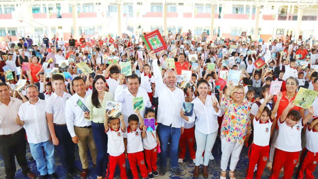 Gobernador de Michoacán con estudiantes.