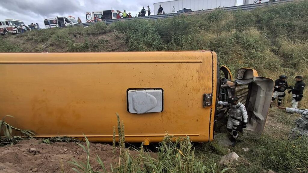 Fuerte accidente: camión con estudiantes de Jalisco vuelca en Guanajuato; 33 heridos y un muerto